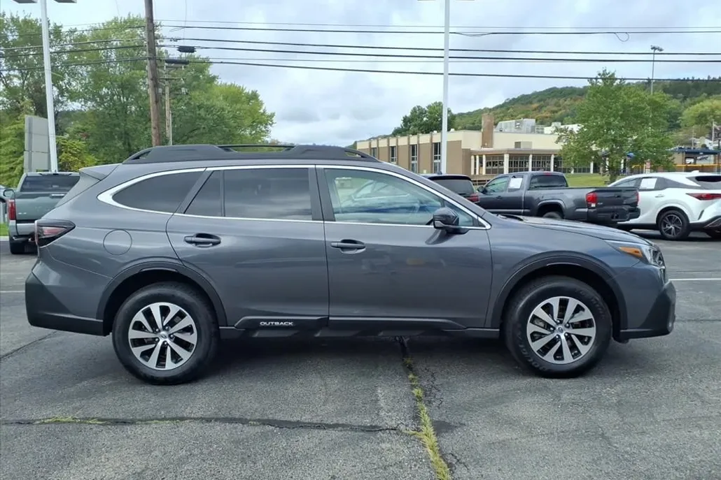 2022 Subaru Outback Premium photo 1