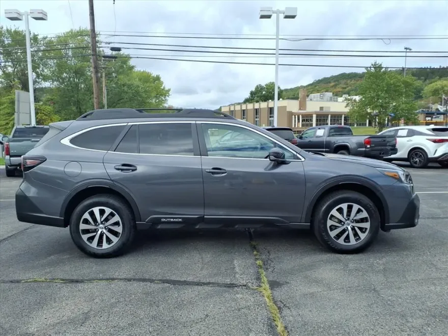 2022 Subaru Outback Premium photo 1