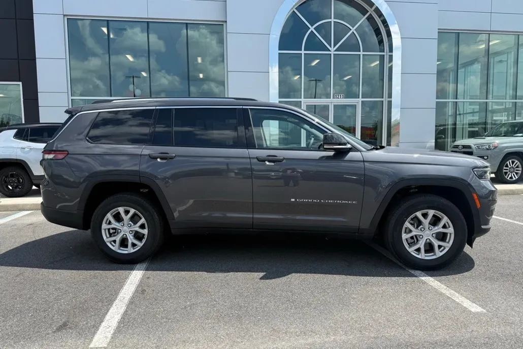 2023 Jeep Grand Cherokee Limited photo 1