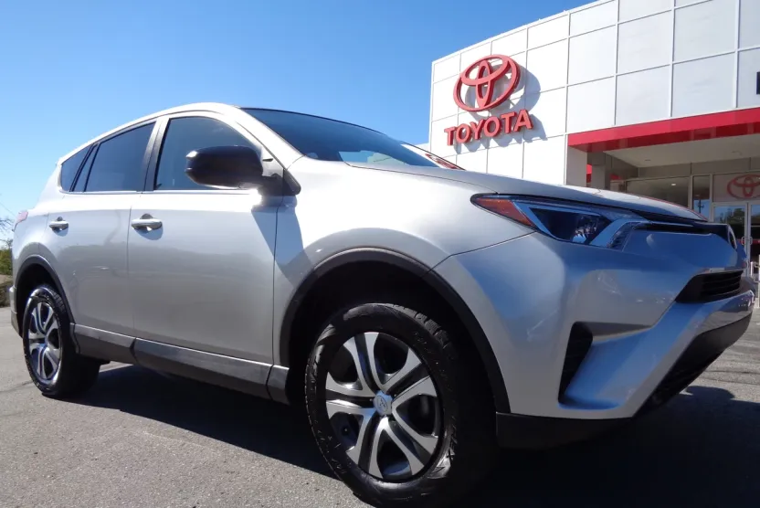 2018 Toyota RAV4 LE photo 1