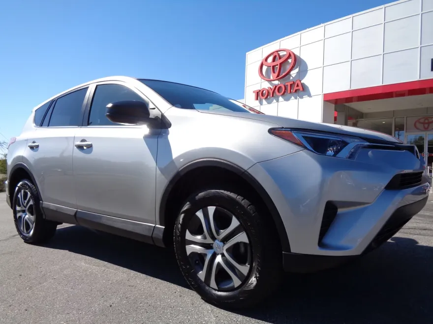 2018 Toyota RAV4 LE photo 1