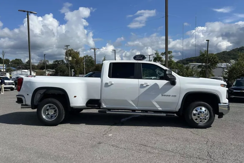 2026 Chevrolet Silverado 3500HD LT photo 1