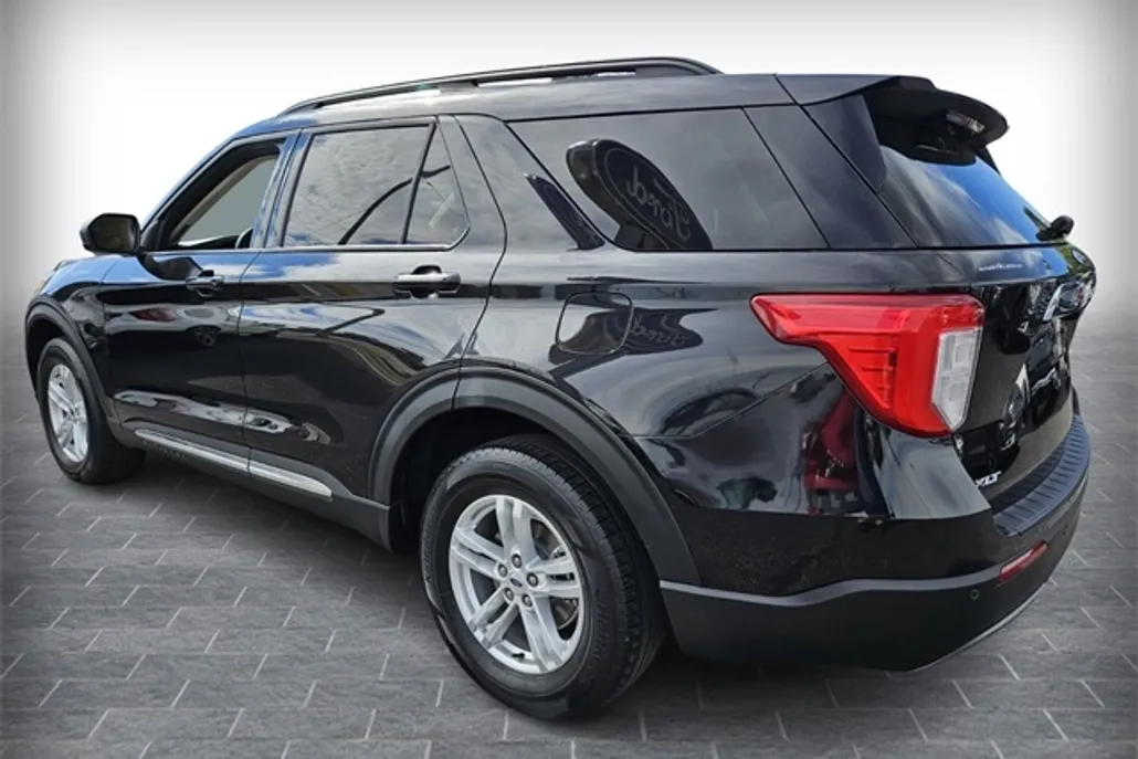 2023 Ford Explorer XLT photo 1