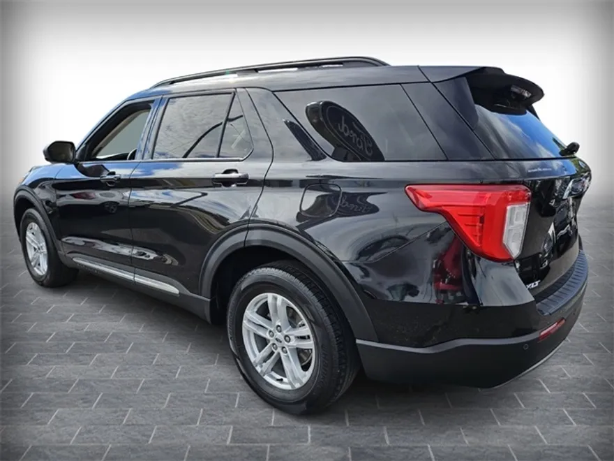 2023 Ford Explorer XLT photo 1