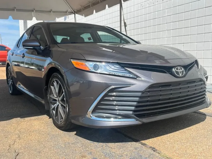 2022 Toyota Camry XLE photo 1