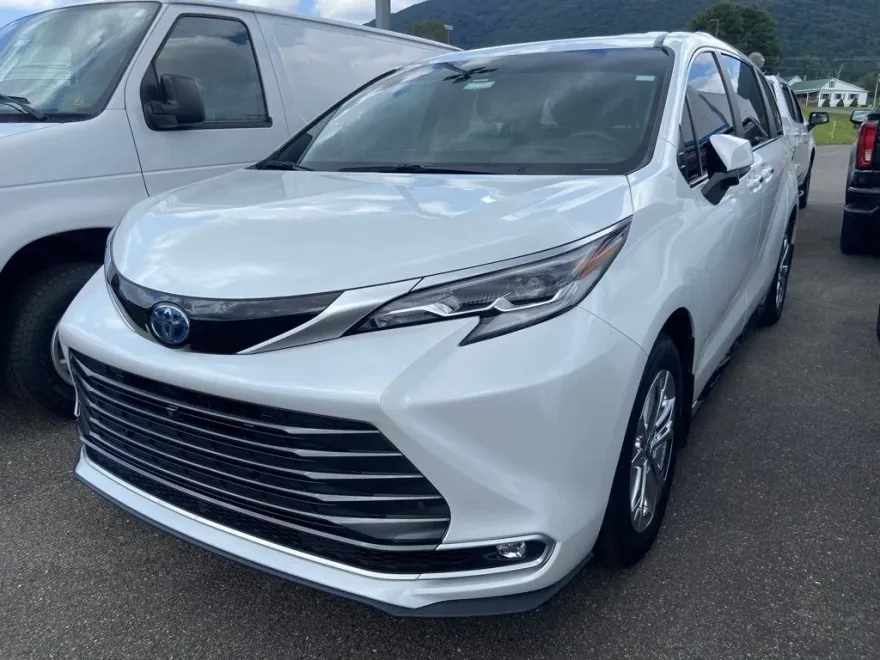 2022 Toyota Sienna Platinum photo 1