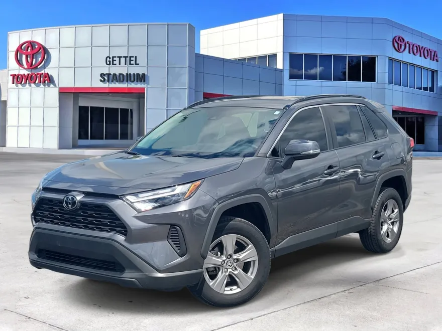 2022 Toyota RAV4 XLE photo 1