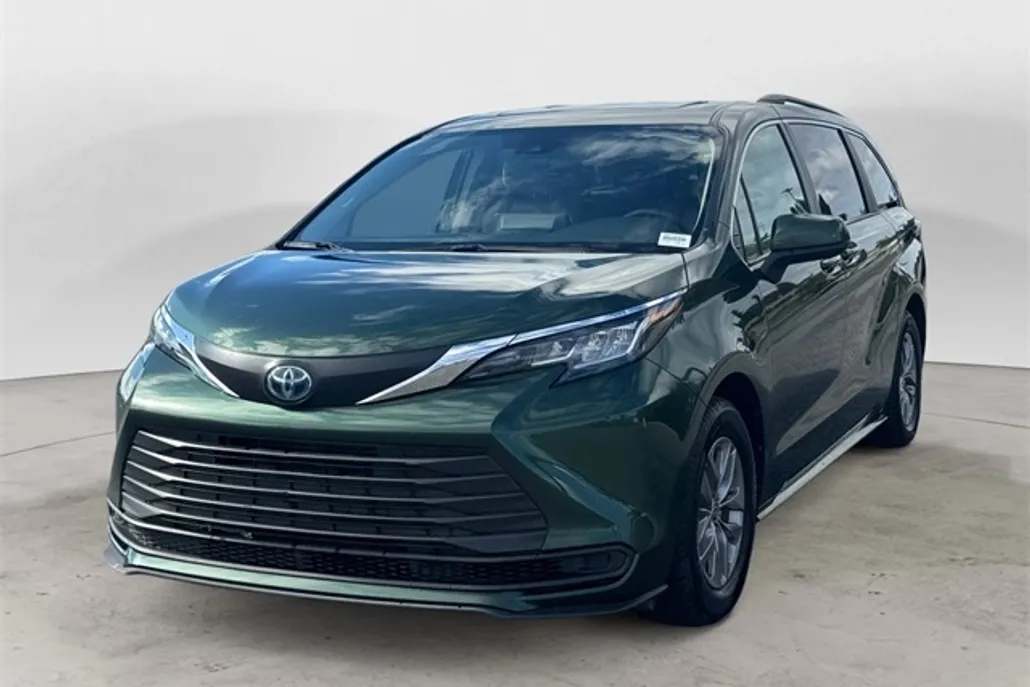 2023 Toyota Sienna LE photo 1