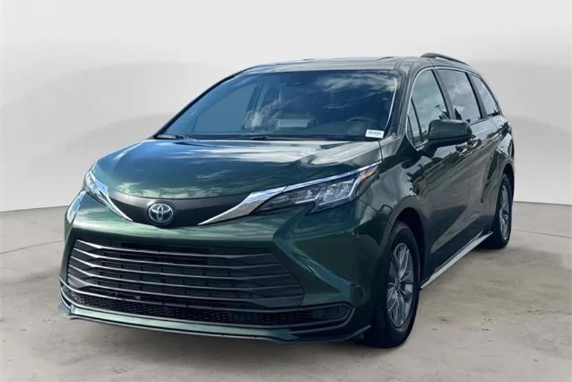 2023 Toyota Sienna LE photo 1