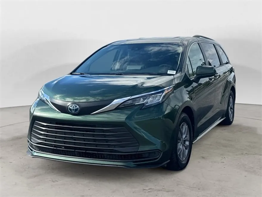 2023 Toyota Sienna LE photo 1