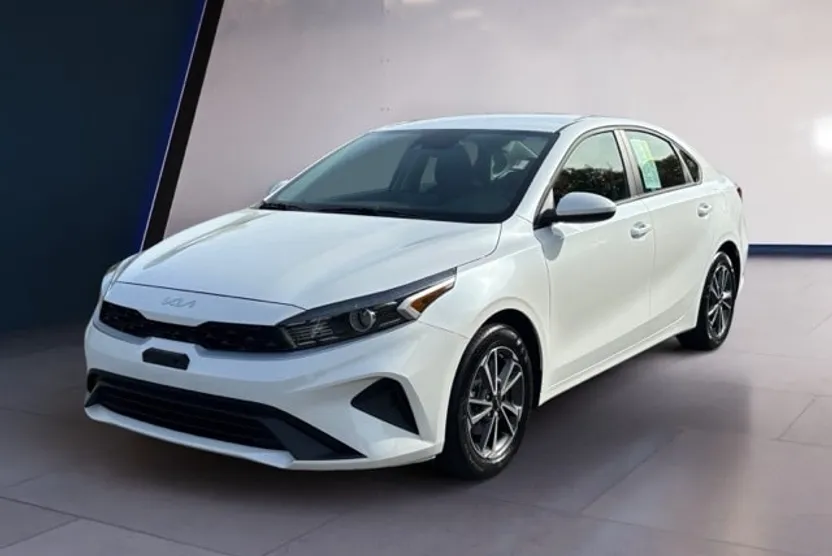 2023 Kia Forte LXS photo 1
