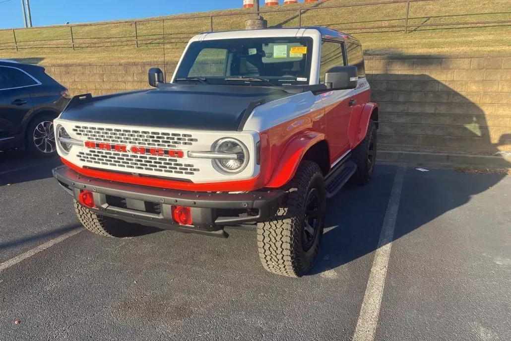 2025 Ford Bronco Base photo 1
