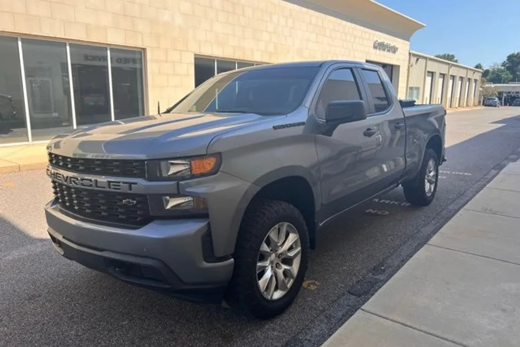 2019 Chevrolet Silverado Custom photo 1