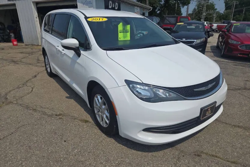 2017 Chrysler Pacifica LX photo 1