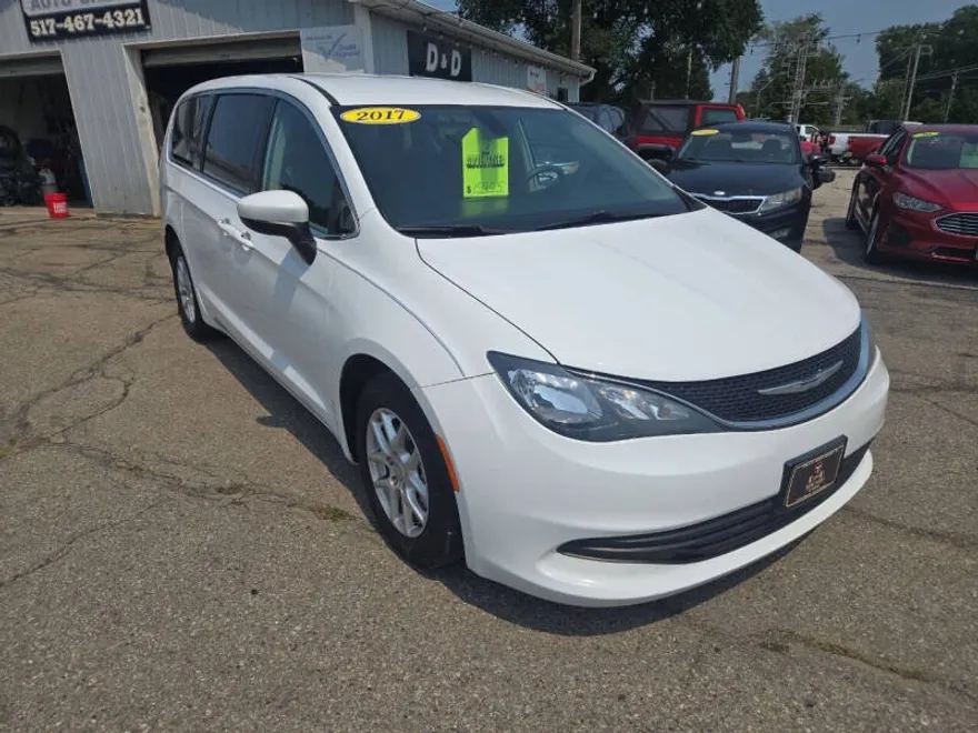2017 Chrysler Pacifica LX photo 1