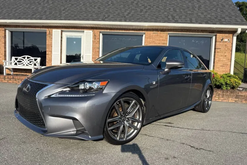 2016 Lexus IS 300 photo 1