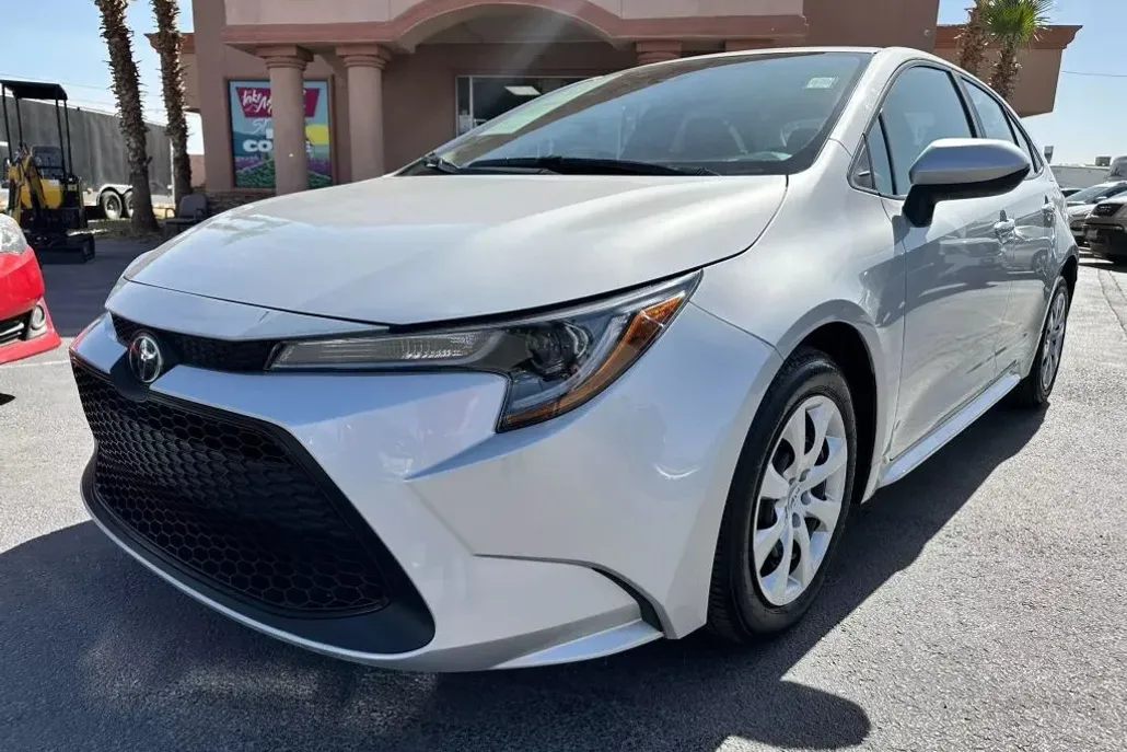 2022 Toyota Corolla LE photo 1