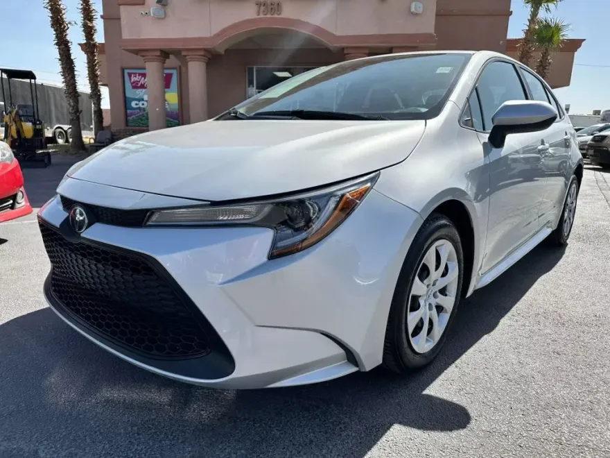 2022 Toyota Corolla LE photo 1