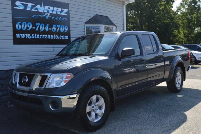 2010 Nissan Frontier Crew Cab SE photo 1