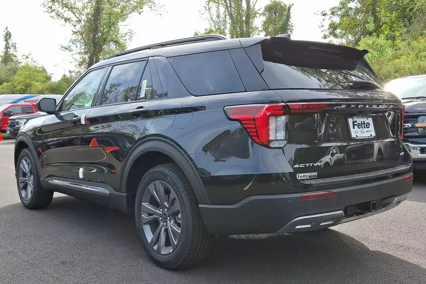2025 Ford Explorer photo 1