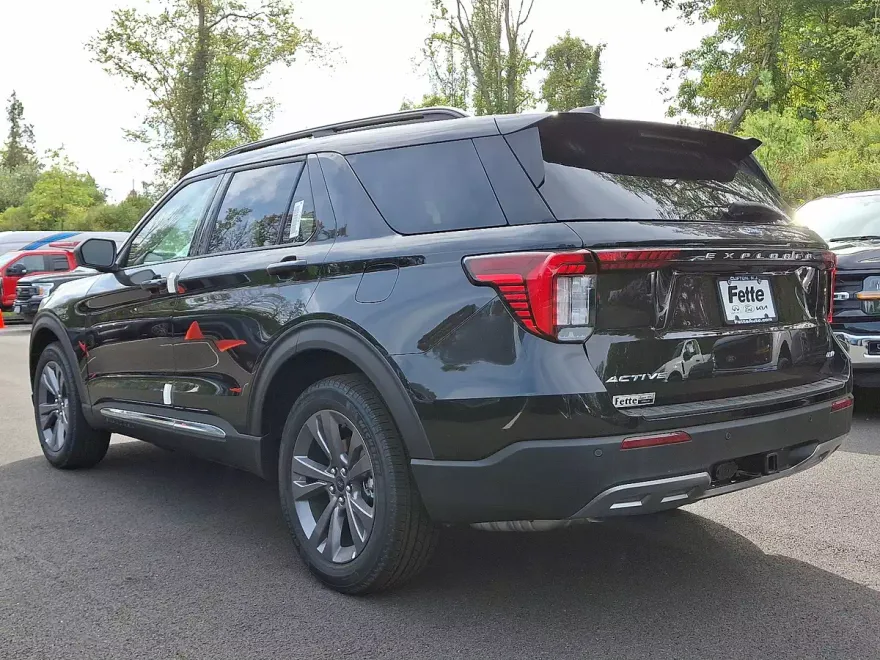 2025 Ford Explorer photo 1