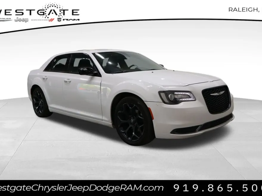 2019 Chrysler 300 Touring photo 1