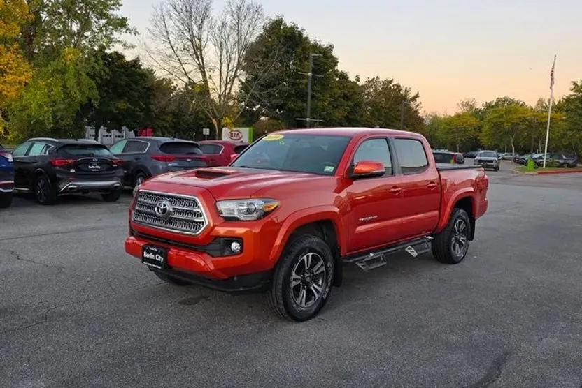 2016 Toyota Tacoma TRD Sport photo 1