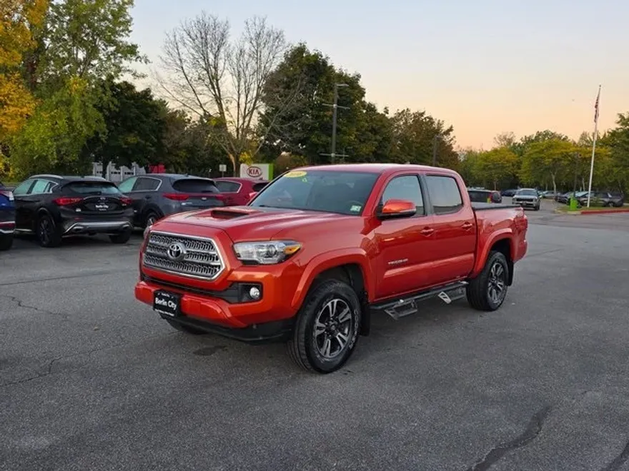2016 Toyota Tacoma TRD Sport photo 1