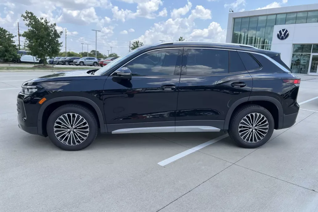 2025 Volkswagen Tiguan S photo 1
