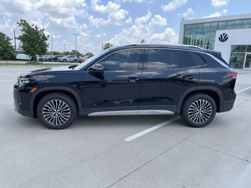 2025 Volkswagen Tiguan S photo 1