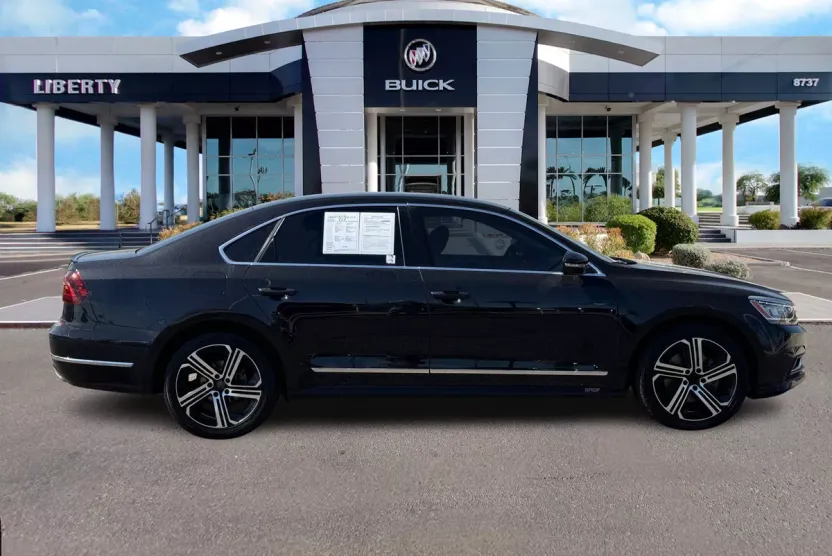2017 Volkswagen Passat V6 SE photo 1