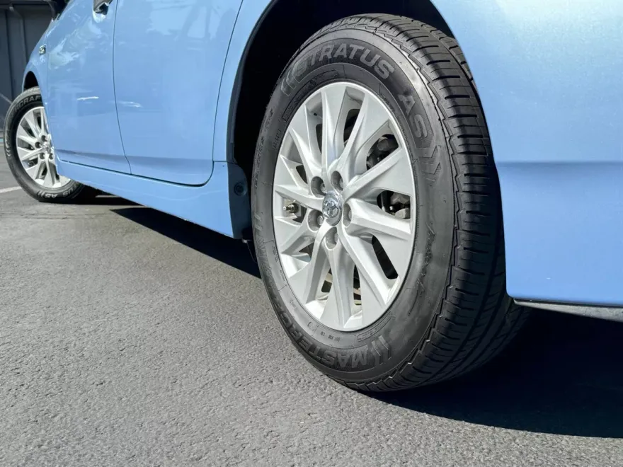 2015 Toyota Prius Plug-in Hybrid Advanced photo 29