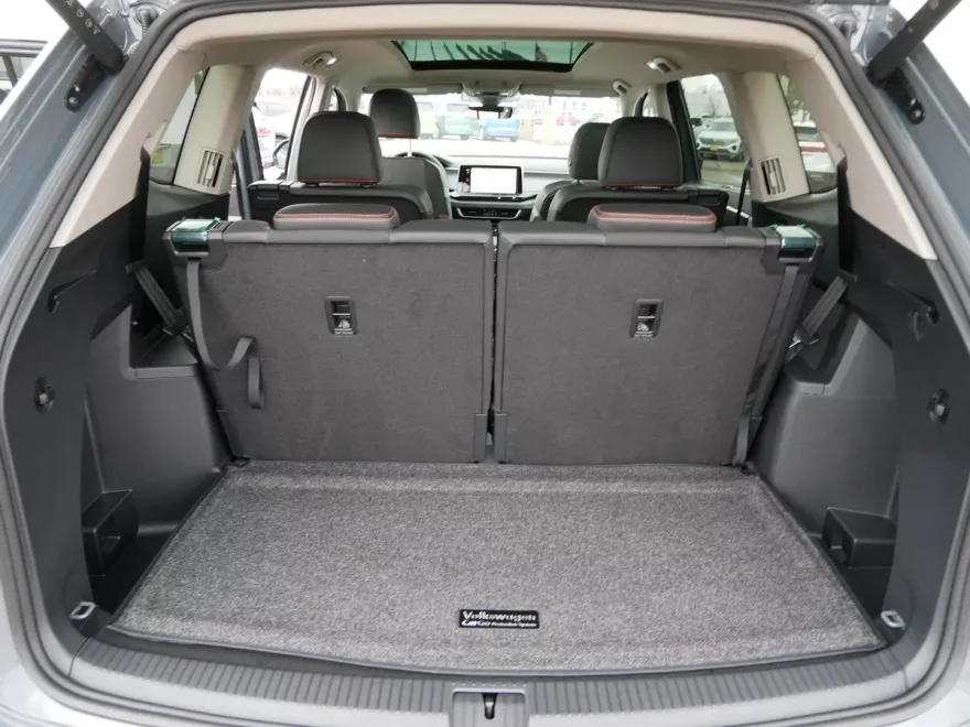 2025 Volkswagen Atlas Peak Edition SE photo 1