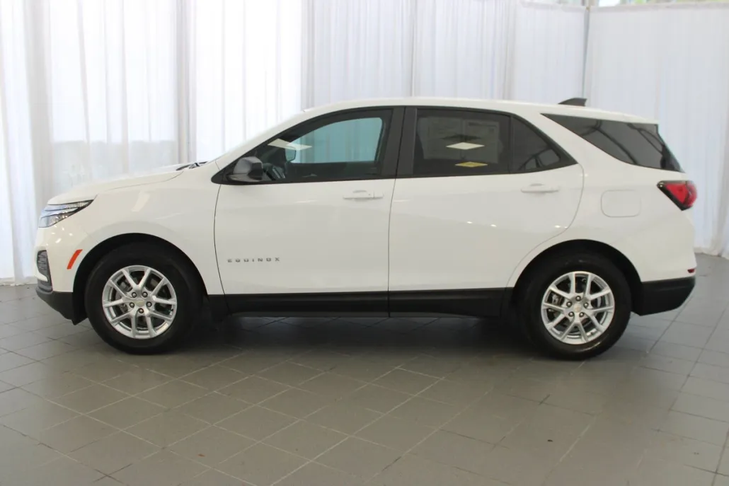 2023 Chevrolet Equinox LS photo 1