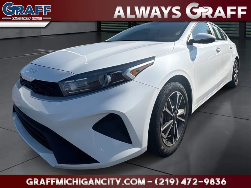 2023 Kia Forte LXS photo 1