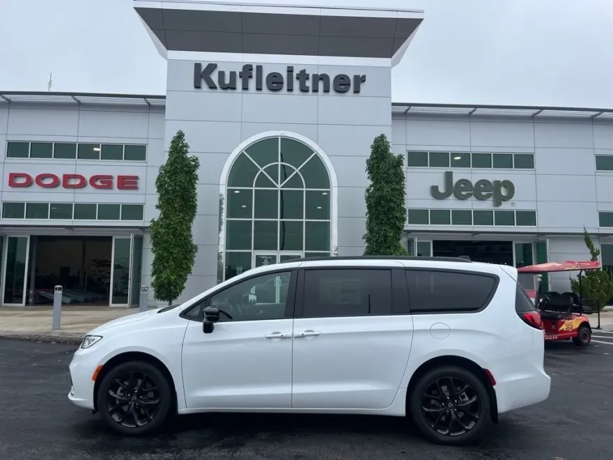 2026 Chrysler Pacifica photo 1
