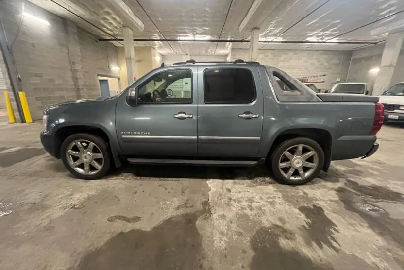 2011 Chevrolet Avalanche LTZ photo 1