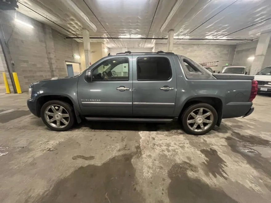 2011 Chevrolet Avalanche LTZ photo 1
