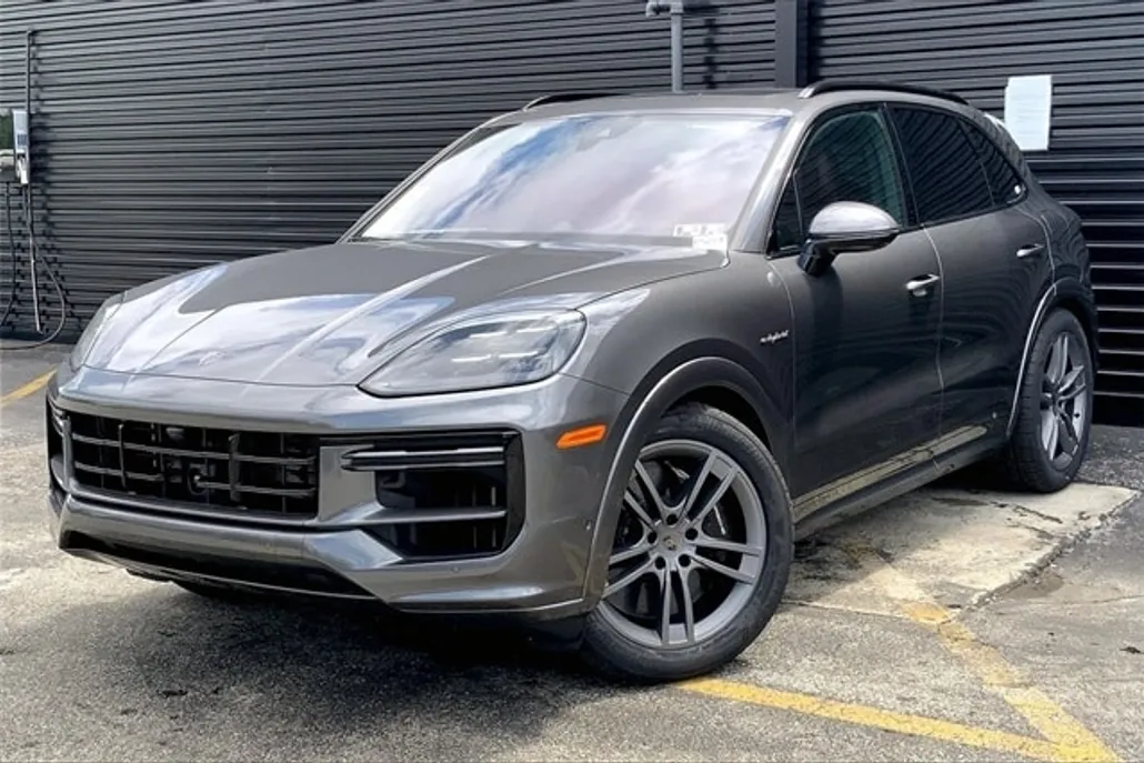 2025 Porsche Cayenne Turbo E-Hybrid photo 1