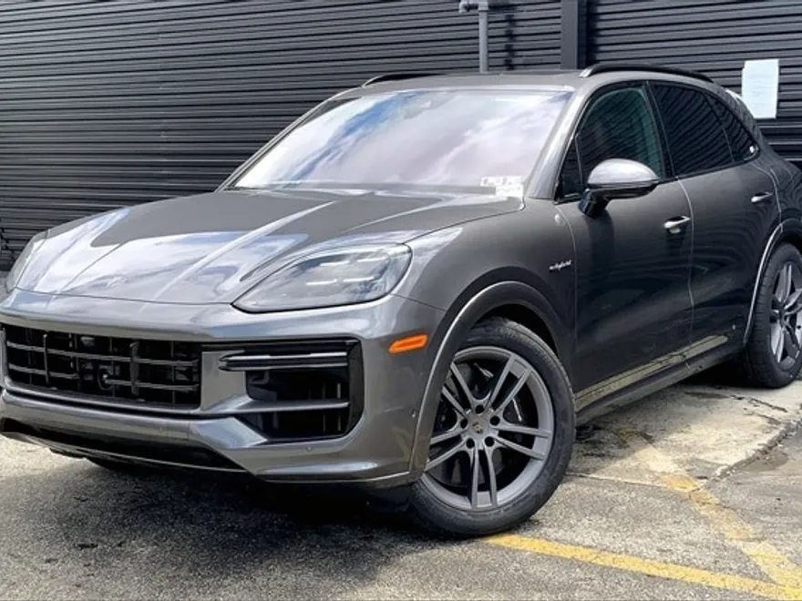 2025 Porsche Cayenne Turbo E-Hybrid photo 1