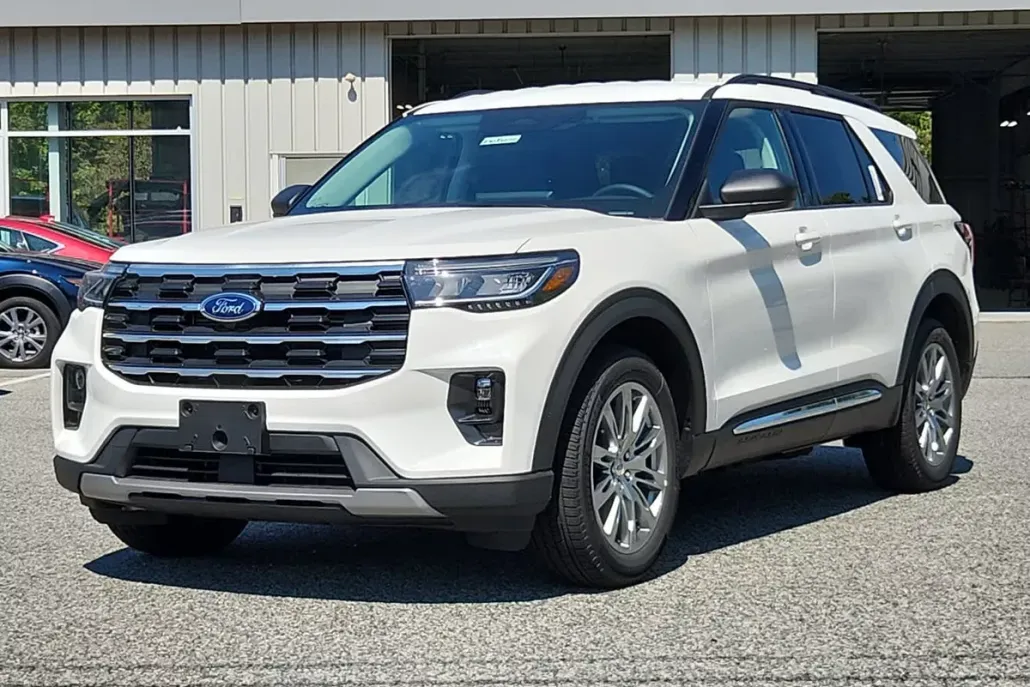 2025 Ford Explorer photo 1