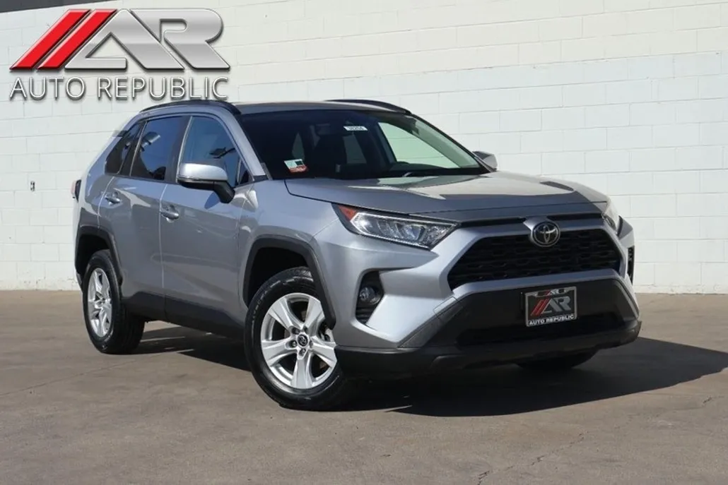 2019 Toyota RAV4 XLE photo 1