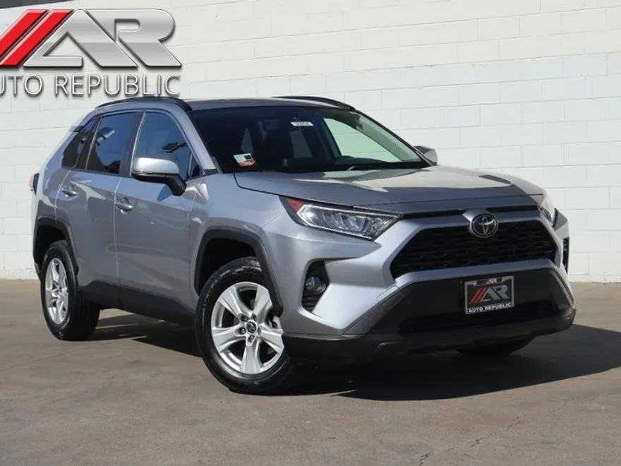 2019 Toyota RAV4 XLE photo 1