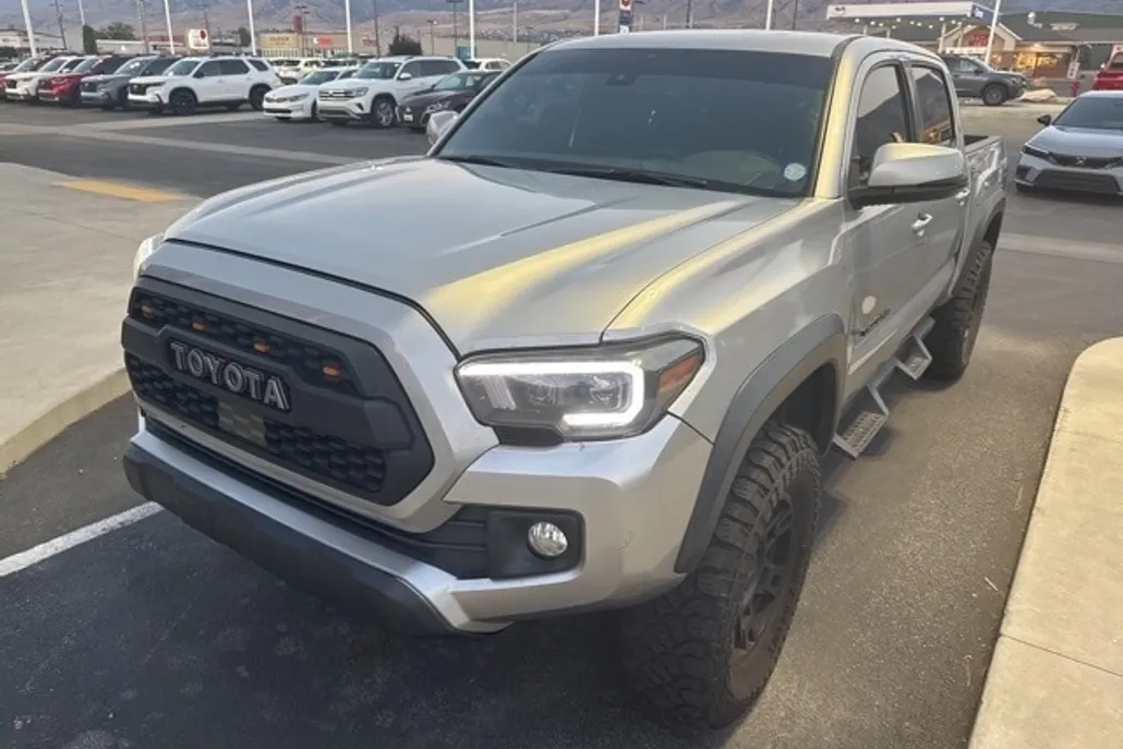 2019 Toyota Tacoma TRD Off-Road V6 photo 1