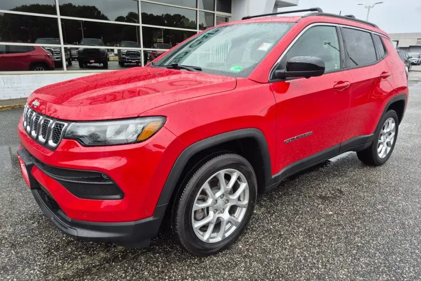 2023 Jeep Compass Latitude Lux photo 1