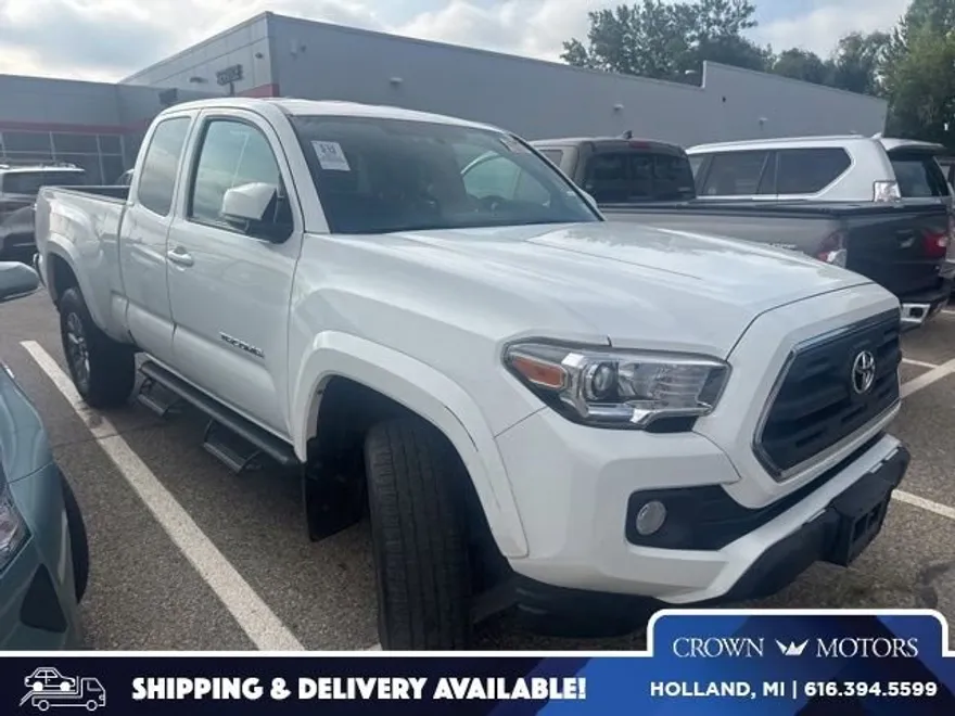 2017 Toyota Tacoma SR5 photo 1