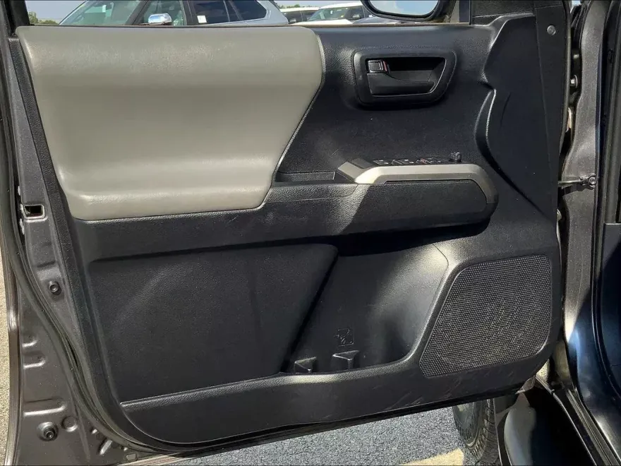2020 Toyota Tacoma SR5 photo 20