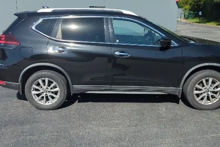 2018 Nissan Rogue SV photo 1
