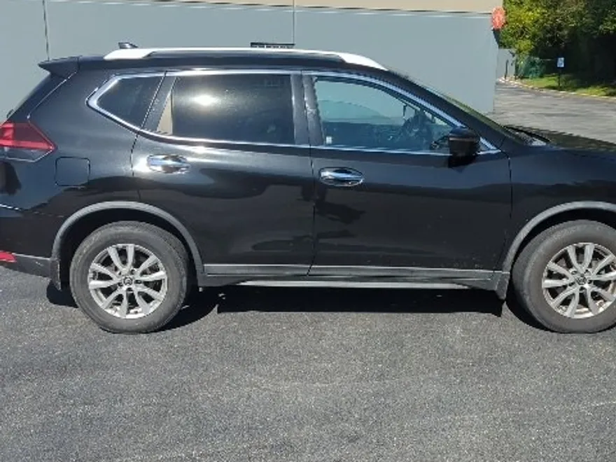 2018 Nissan Rogue SV photo 1