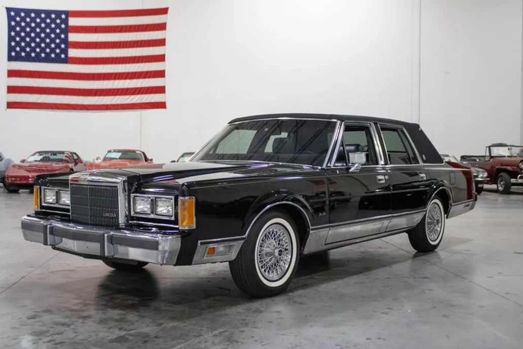 1989 Lincoln Town Car Signature photo 1